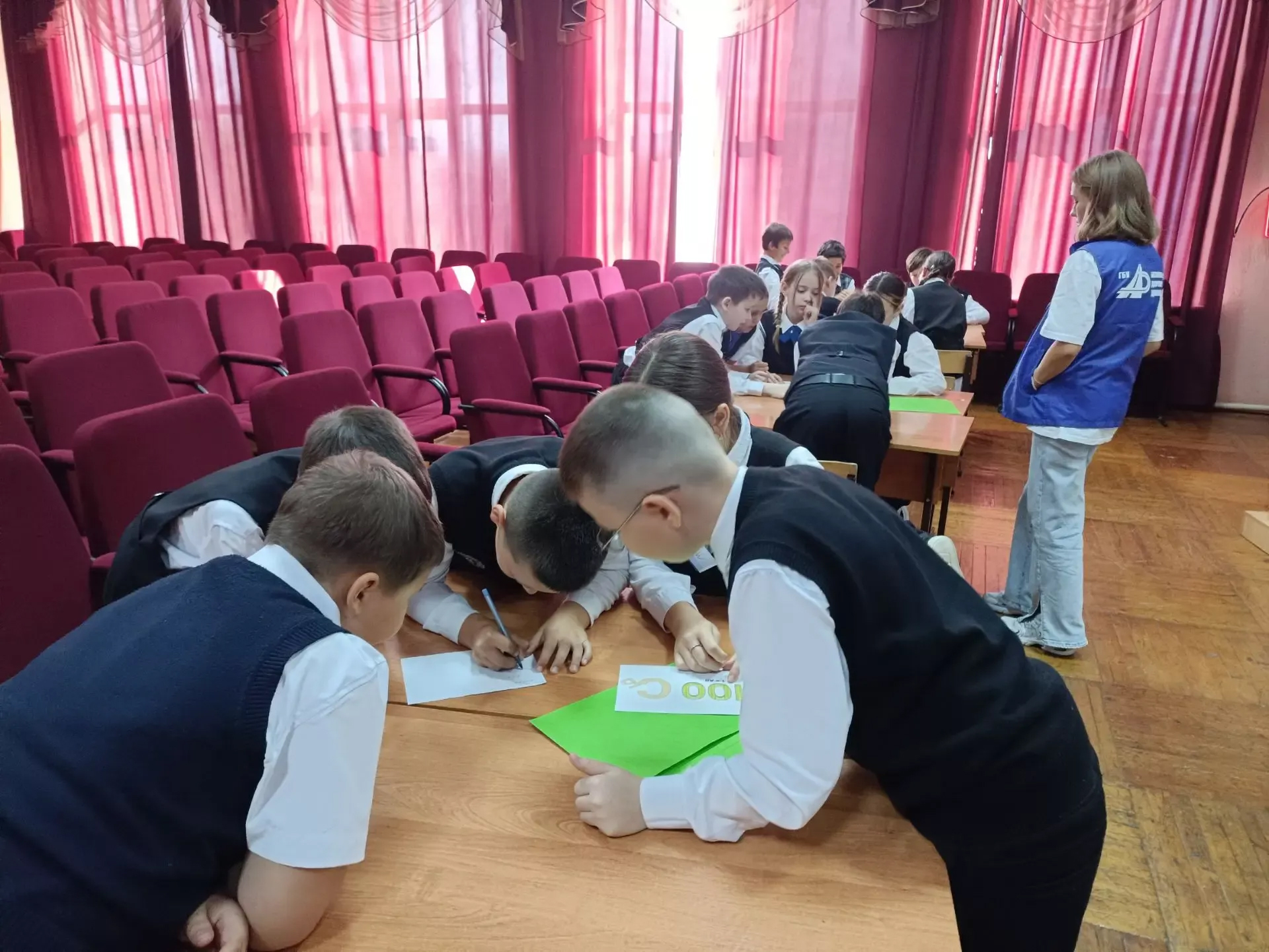 Фото: Мәктәп укучылары уен вакытында